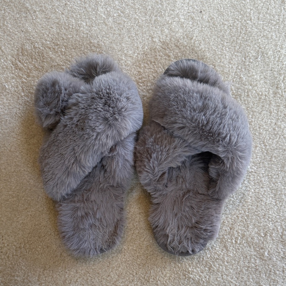 LOFT Cozy Gray Faux Fur Women's Slippers